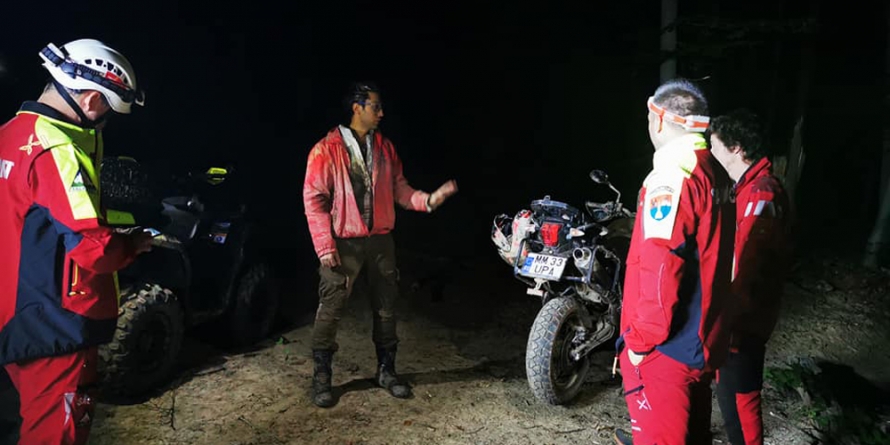 Acțiune Salvamont Maramureș: Motociclist străin recuperat din pădure în miez de noapte