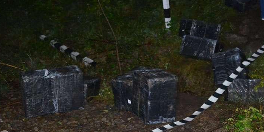 Contrabanda de la miezul nopții: 13.480 de pachete cu țigări au fost confiscate de polițiști; bărbații au reușit să se întoarcă pe teritoriul ucrainean