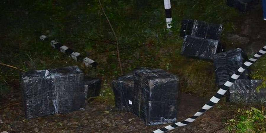 Contrabanda de la miezul nopții: 13.480 de pachete cu țigări au fost confiscate de polițiști; bărbații au reușit să se întoarcă pe teritoriul ucrainean