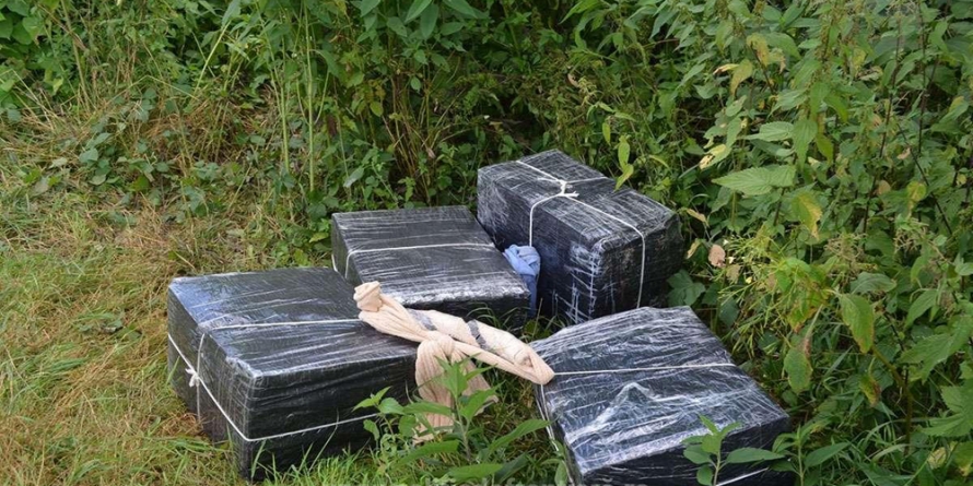 Sighetu Marmației: Au fost confiscate țigări în valoare de peste 38.000 de lei; contrabandiștii și-au luat tălpășița