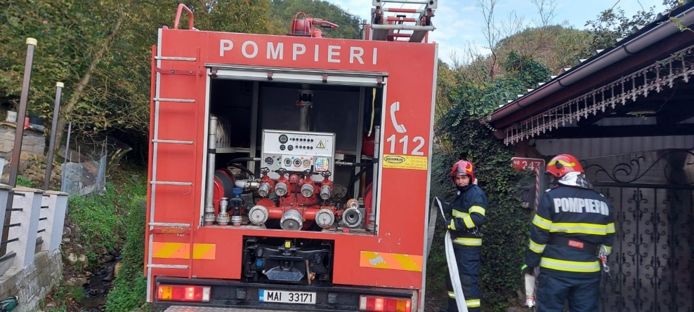 Incendiu: Foc la acoperișul unei case de pe Valea Roșie din Baia Mare (FOTO)