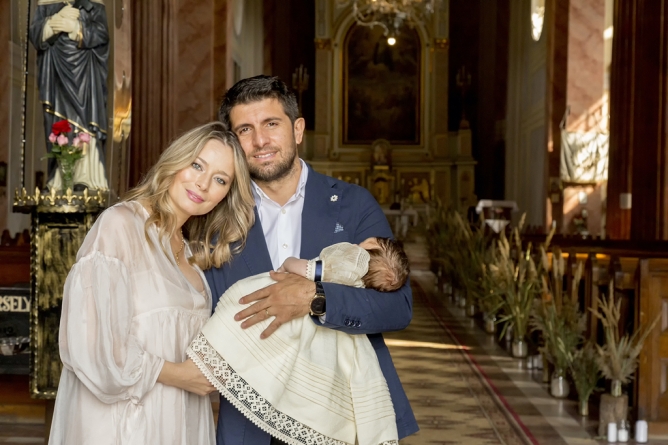 Farmecul Maramureșului: Actrița Laura Cosoi și-a botezat fetița în Baia-Sprie. „Maramureșul este locul nostru de suflet. A fost un botez plin de bucurie, iubire și candoare” (FOTO)