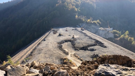 Maramureș: Continuă lucrările la Runcu! ”Finalizarea sa ar echivala cu realizarea celui mai mare baraj construit vreodată în România după 1989”, a arătat directorul ANAR (FOTO)