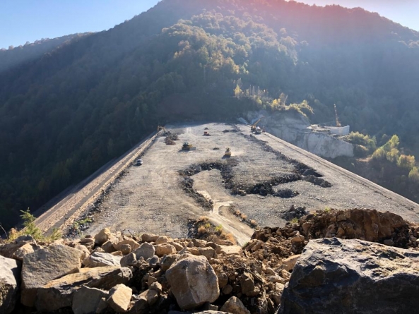 Maramureș: Continuă lucrările la Runcu! ”Finalizarea sa ar echivala cu realizarea celui mai mare baraj construit vreodată în România după 1989”, a arătat directorul ANAR (FOTO)