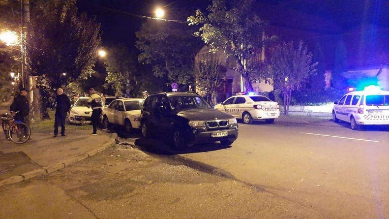 Carambol în Baia Mare: Accident cu cinci mașini, cercetat de polițiști. Șoferul unui autoturism parcat a fost rănit (FOTO)