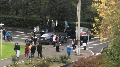 Ultima oră: Impact violent între două autoturisme pe strada Cantemir din Baia Mare (FOTO)