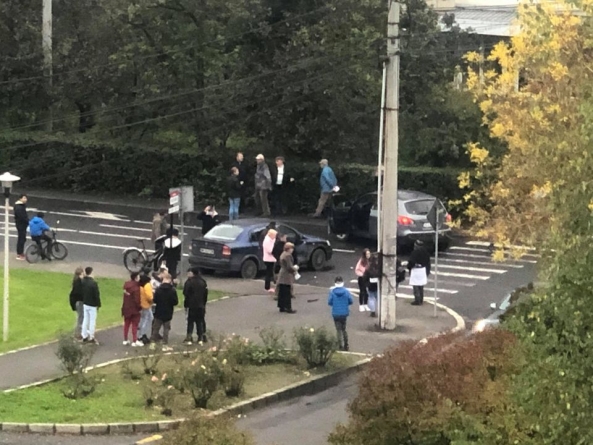 Ultima oră: Impact violent între două autoturisme pe strada Cantemir din Baia Mare (FOTO)
