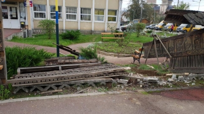 Accident cu pagube materiale: Un tânăr cu „alcool la bord” a făcut praf gardul Primăriei Târgu Lăpuș pe o lungime de 5 metri (FOTO)