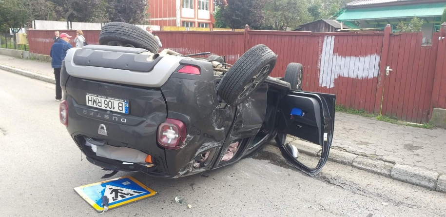 Accident grav în Sighet: Un șofer s-a răsturnat cu mașina în urma unui impact auto violent. Autoturismul s-a rostogolit 20 de metri (FOTO)