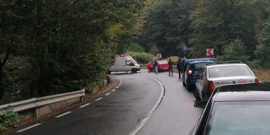Actualizare: În curbă și pe carosabil umed: Două victime transportate la spital, în urma unui accident produs la ieșirea din Șurdești (FOTO)