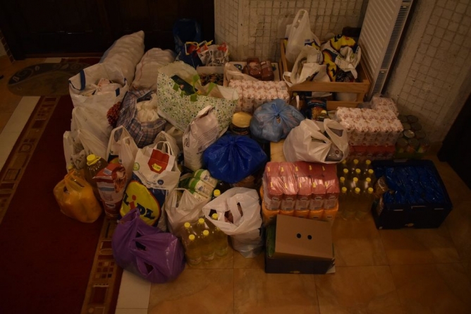Donații din partea Parohiei Ortodoxe „Înălțarea Domnului” Târgu Lăpuș pentru cei aproape 400 de copii de la Valea Plopului (FOTO)