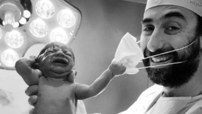 Inedit: Imaginea anului vine din Dubai. Un nou-născut încearcă să smulgă masca medicului imediat după ce a venit pe lume