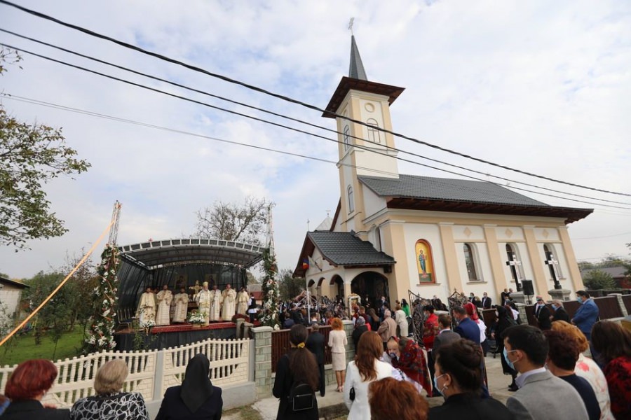 Târnosire și Sfânta Liturghie Arhierească în Parohia Bozânta Mică (GALERIE FOTO)