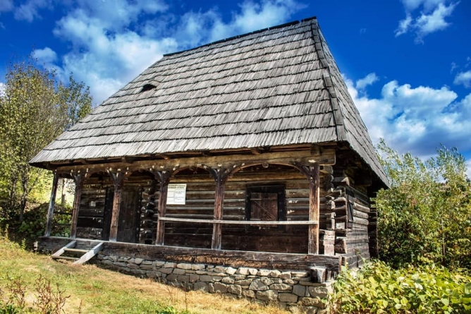 Casa-școală din Giulești, una dintre căsuțele deosebite ale Muzeului Satului din Baia Mare (FOTO)