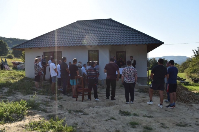 Cu ajutorul unor oameni inimoși, locuința unui maramureșean a fost refăcută după ce focul i-a distrus-o (GALERIE FOTO)