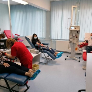 Exemple pozitive: Familii întregi donează plasmă convalescentă la Centrul de Transfuzii Sanguine Maramureș. Nu sunt singurii eroi. Donează și tu! (FOTO)