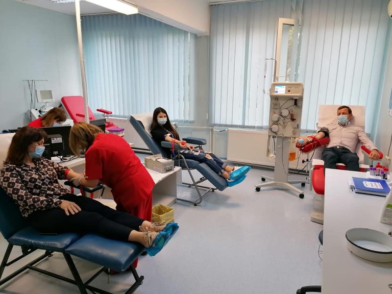 Exemple pozitive: Familii întregi donează plasmă convalescentă la Centrul de Transfuzii Sanguine Maramureș. Nu sunt singurii eroi. Donează și tu! (FOTO)