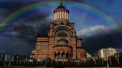Imagini superbe după ploaie: Curcubeu minunat peste Baia Mare! PS Iustin: „Dumnezeu ne zâmbește peste turla Catedralei! Este cu noi!” (FOTO)