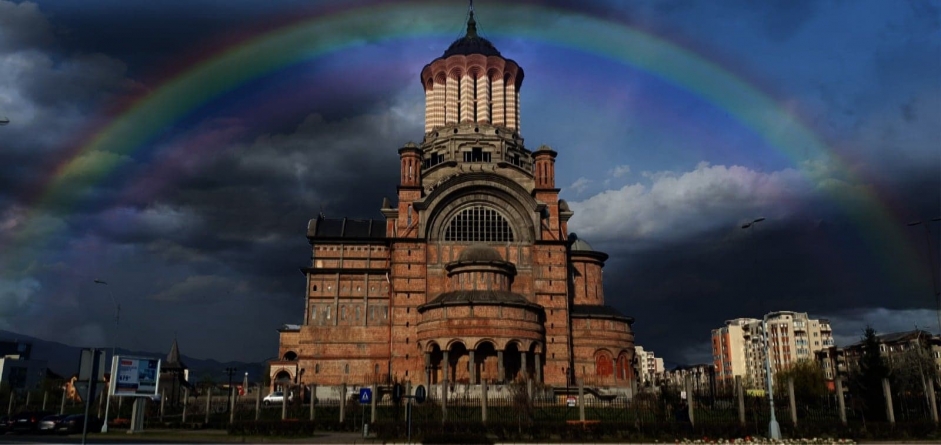 Imagini superbe după ploaie: Curcubeu minunat peste Baia Mare! PS Iustin: „Dumnezeu ne zâmbește peste turla Catedralei! Este cu noi!” (FOTO)