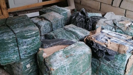 Rona de Sus: Țigări de contrabandă și cannabis au fost descoperite într-un imobil nelocuit