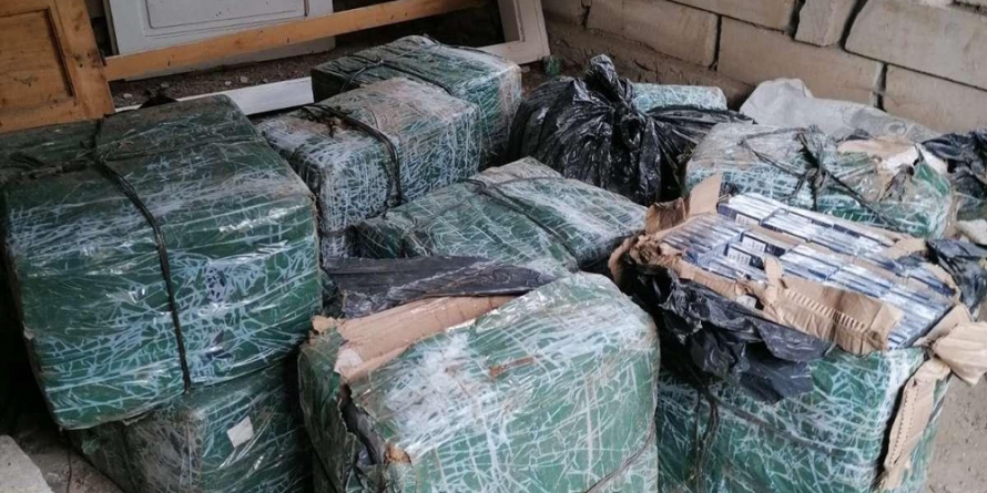 Rona de Sus: Țigări de contrabandă și cannabis au fost descoperite într-un imobil nelocuit