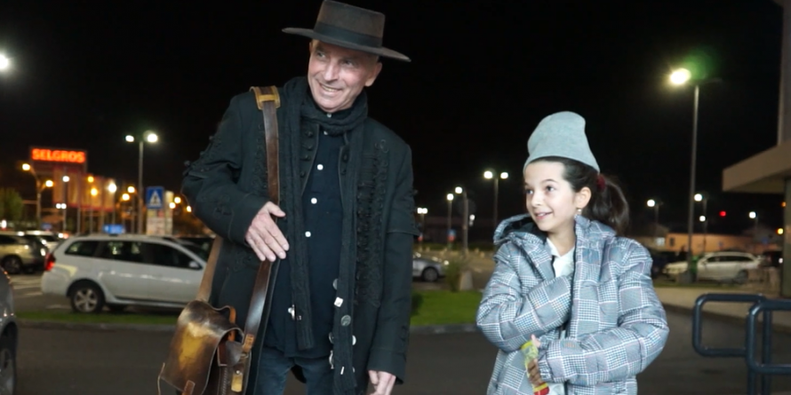 Artistul Grigore Leșe, surprins în timp ce-i cumpăra un peștișor nepoatei sale: „Mă bucur când mă întâlnesc cu ea, mă liniștesc” (VIDEO)