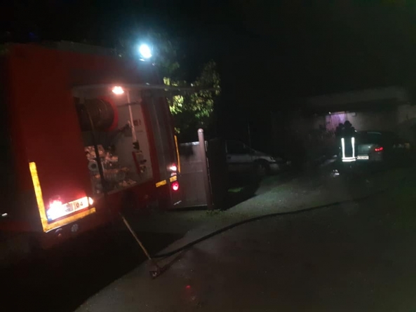 Incendiu violent în Poienile de sub Munte: A ajuns la spital din cauza fumului inhalat (FOTO)