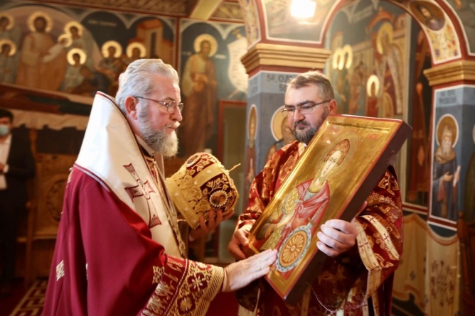 PS Iustin: „Mântuitorul se identifică cu sfinții mucenici care au murit în chip martiric în numele Lui, așa cum și Mântuitorul nostru Iisus Hristos a murit pe Cruce” (FOTO)