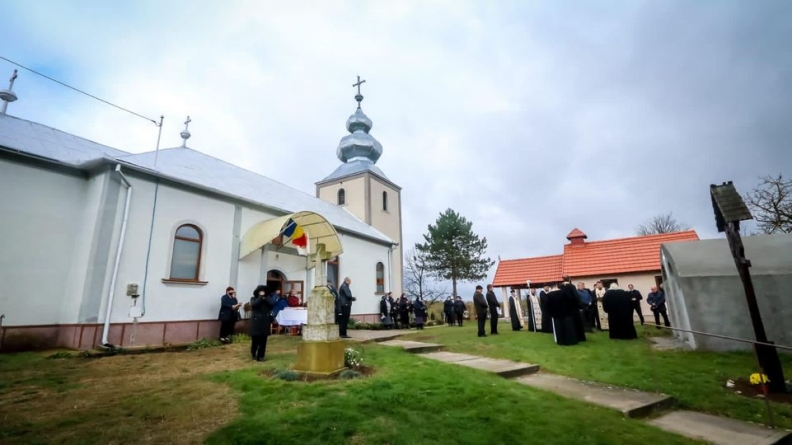 PS Timotei Sătmăreanul a binecuvântat capela de cimitir și noul lumânărar al Parohiei Ortodoxe Horea (GALERIE FOTO)