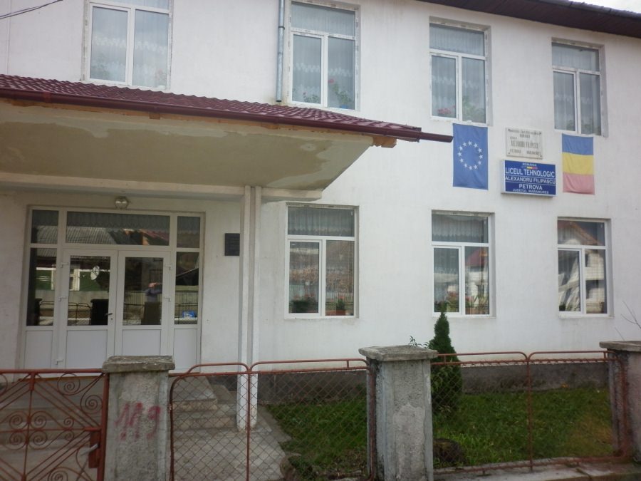 Situație în Maramureș: Cadru didactic de la liceul din Petrova, infectat cu COVID-19. Cursurile se mută online. Structurile vor face orele normal