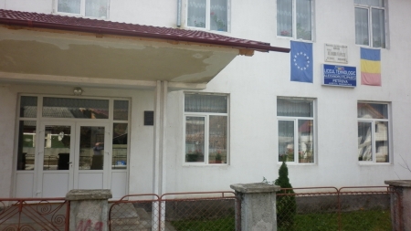 Situație în Maramureș: Cadru didactic de la liceul din Petrova, infectat cu COVID-19. Cursurile se mută online. Structurile vor face orele normal