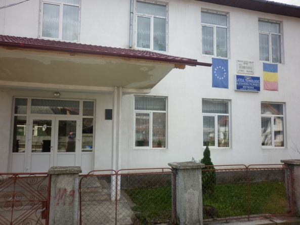 Situație în Maramureș: Cadru didactic de la liceul din Petrova, infectat cu COVID-19. Cursurile se mută online. Structurile vor face orele normal