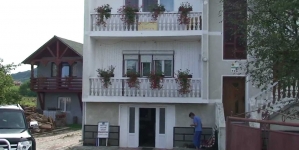Zădărnicirea combaterii bolilor: Mai multe persoane au fugit din carantină de la o pensiune din Târgu Lăpuș! Au fost găsite în Suciu de Sus