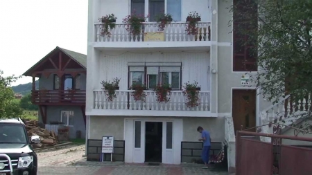 Zădărnicirea combaterii bolilor: Mai multe persoane au fugit din carantină de la o pensiune din Târgu Lăpuș! Au fost găsite în Suciu de Sus