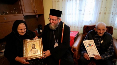 PS Iustin: „Îi purtăm în suflet pe bătrânii noștri care sunt memoria vie a familiei, a comunității, a neamului. Bătrânii noștri sunt o istorie, o carte deschisă”