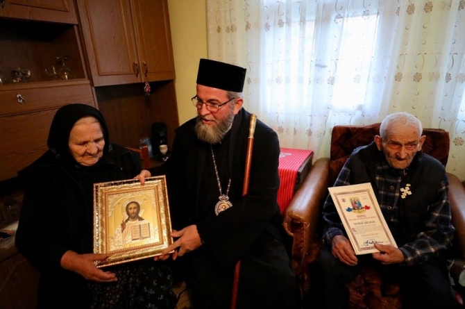 PS Iustin: „Îi purtăm în suflet pe bătrânii noștri care sunt memoria vie a familiei, a comunității, a neamului. Bătrânii noștri sunt o istorie, o carte deschisă”
