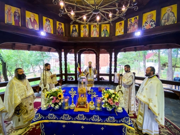 PS Timotei a săvârșit Sfânta Liturghie la Mănăstirea „Scărișoara Nouă” (FOTO)