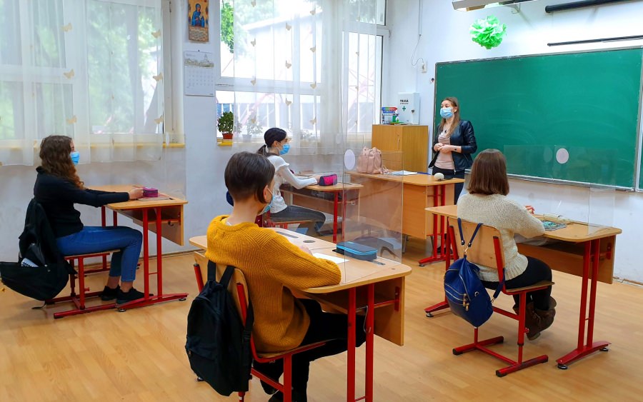 Aproape 3 milioane de elevi revin la școală de luni. Regulile sanitare la începutul noului an școlar