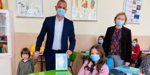 Investiție pentru viitor: 350 tablete achiziționate pentru elevi de administrația locală din Bârsana. Vor fi utilizate pentru cursurile online (FOTO)