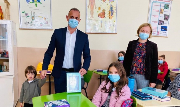 Investiție pentru viitor: 350 tablete achiziționate pentru elevi de administrația locală din Bârsana. Vor fi utilizate pentru cursurile online (FOTO)