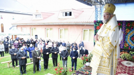 Târnosirea bisericii și Sfânta Liturghie Arhierească  în Parohia Vicea (GALERIE FOTO)