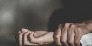 Strigător la cer: Tânăr de 19 ani, din Vima Mică, reținut după ce a violat o femeie de 47 de ani din localitate