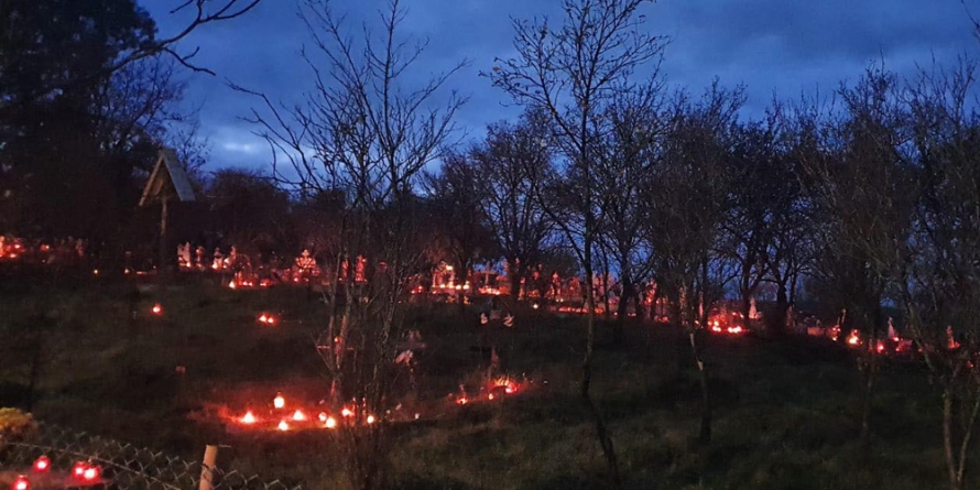Luminația în Maramureș: Cimitirele s-au transformat în adevărate grădini de culoare și lumină (GALERIE FOTO)