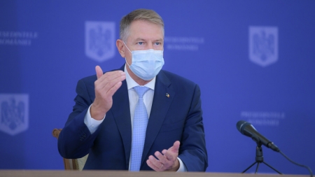Klaus Iohannis: Din 15 mai se elimină portul măștii în exterior, cu câteva excepții, și restricțiile de circulație noaptea
