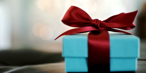 „Cadoul din cutia de pantofi”: ASCOR Baia Mare adună daruri pentru copiii din familiile defavorizate