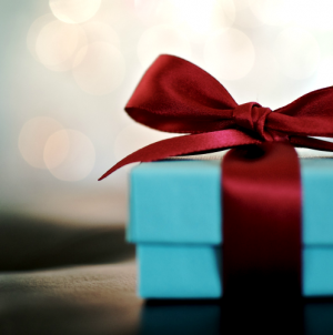 „Cadoul din cutia de pantofi”: ASCOR Baia Mare adună daruri pentru copiii din familiile defavorizate