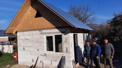 Solidaritate umană: Credincioșii unei parohii ortodoxe din Lăpuș muncesc din greu pentru a construi o casă unui semen de-al lor. Rezultatele sunt incredibile (FOTO)