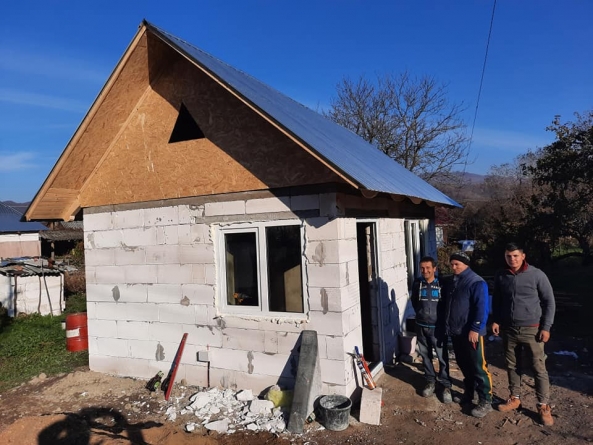 Solidaritate umană: Credincioșii unei parohii ortodoxe din Lăpuș muncesc din greu pentru a construi o casă unui semen de-al lor. Rezultatele sunt incredibile (FOTO)