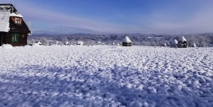 Frumusețile Maramureșului: Imagini fabuloase cu prima ninsoare în satul tradițional Breb. „Aici, parcă timpul s-a oprit în loc, te încarci cu bine” (FOTO)
