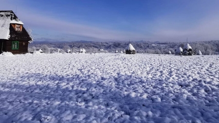 Frumusețile Maramureșului: Imagini fabuloase cu prima ninsoare în satul tradițional Breb. „Aici, parcă timpul s-a oprit în loc, te încarci cu bine” (FOTO)